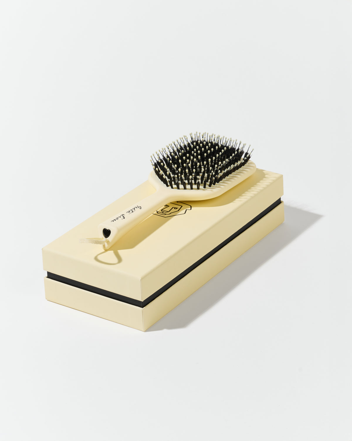 Natural and nylon bristles of the GRETA LION hair brush